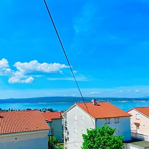 Avis Apartment